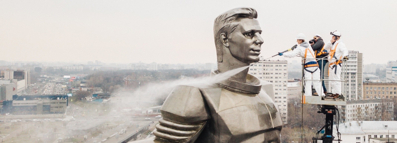 Памятник Юрию  Гагарину в Москве помыли с помощью оборудования «Керхер»